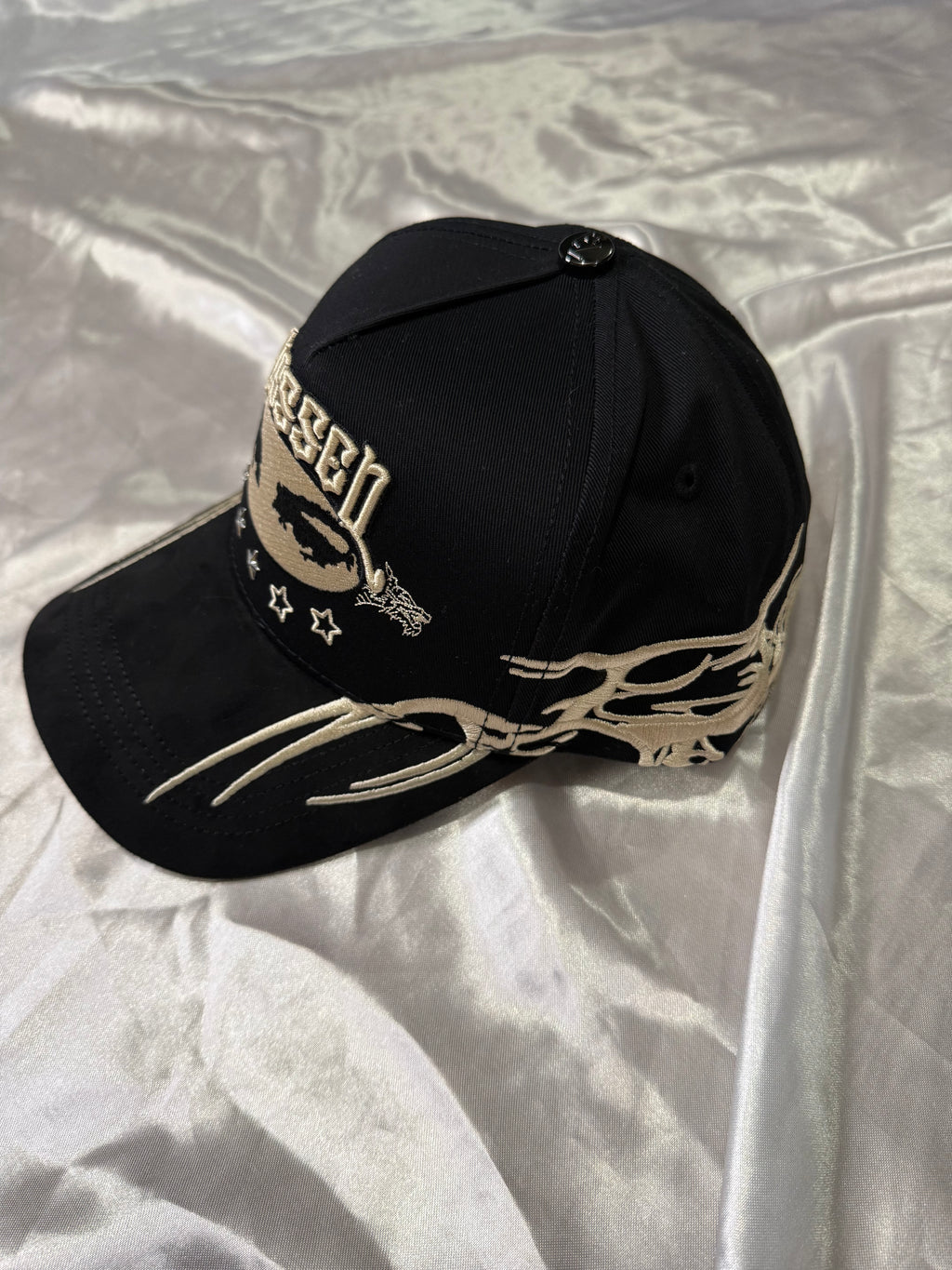 GORRA BAEZ X ADRIANO ZENDEJAS BLESSED CON CUBRE POLVO