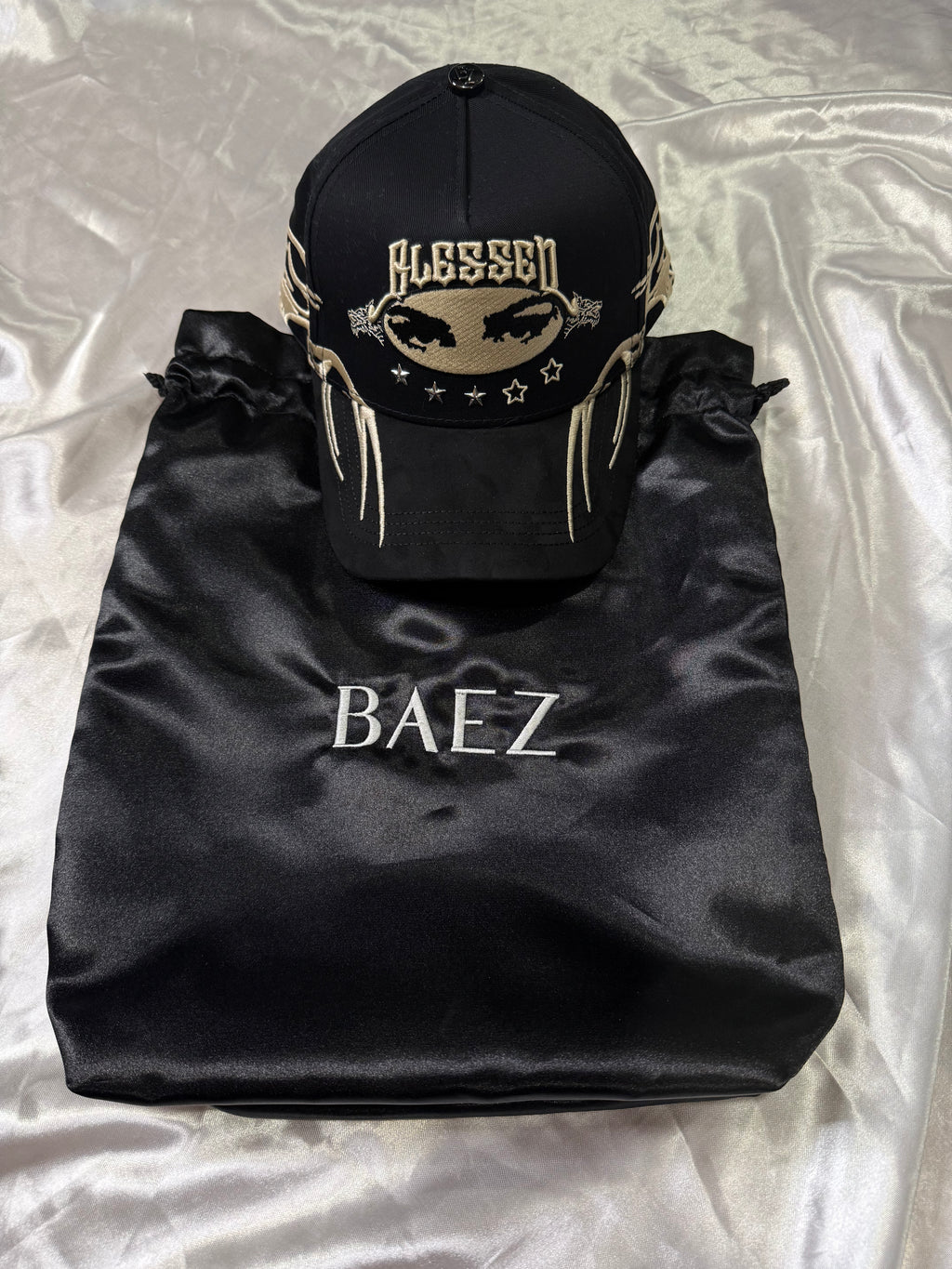 GORRA BAEZ X ADRIANO ZENDEJAS BLESSED CON CUBRE POLVO